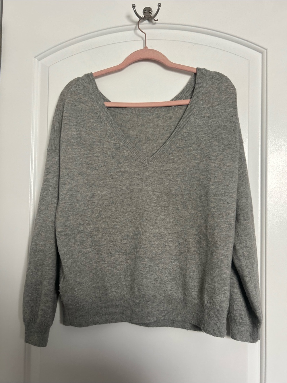 GAP Wool cashmere blend V-neck sweater Size M chic 90s quiet luxury minimalist